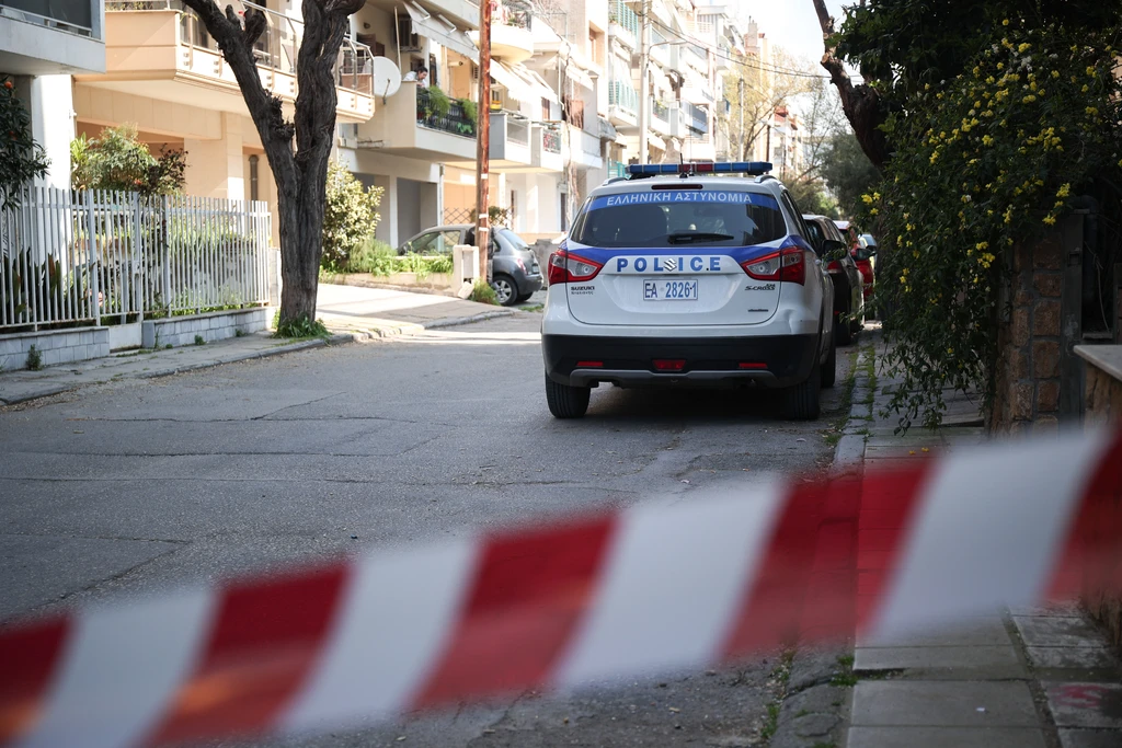 Γυναικοκτονία στη Δράμα: Την μαχαίρωσε οκτώ φορές ο αστυνομικός, το παιδί βρήκε τη μητέρα του αιμόφυρτη