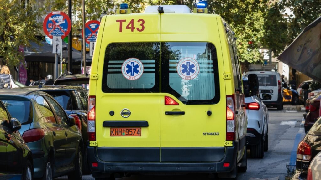 Συγκλονισμός στη Λαμία: Μητέρα κρατούσε στην αγκαλιά της πάνω από ένα 24ωρο τον νεκρό γιο της – Η κλήση που αποκάλυψε την τραγωδία