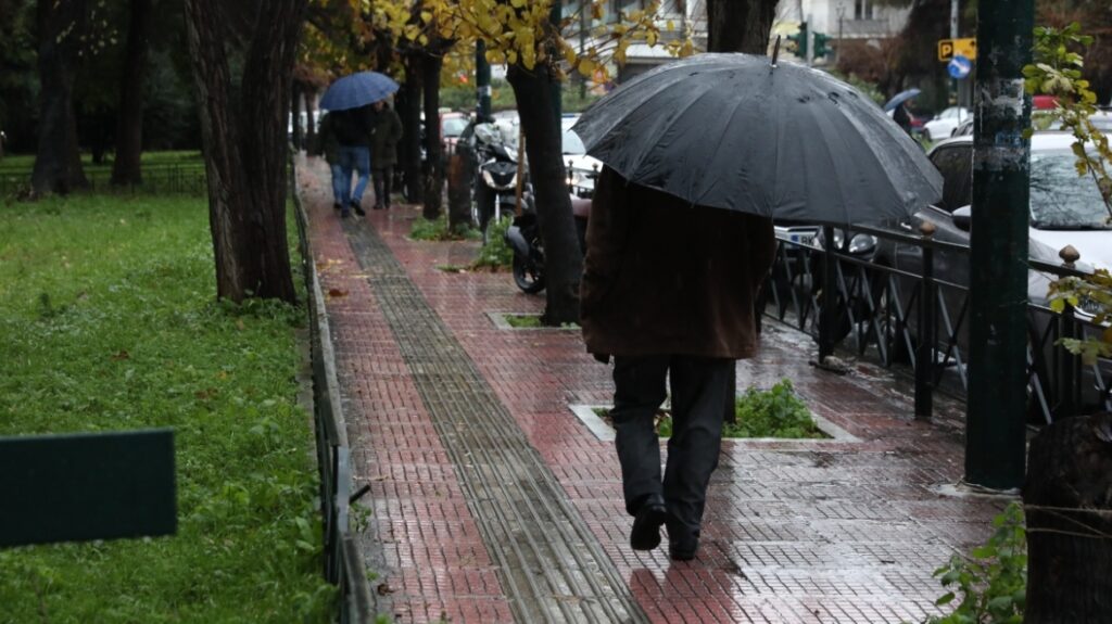 Καιρός αύριο: Καταιγίδες, κεραυνοί, χαλάζι και μικρή πτώση της θερμοκρασίας