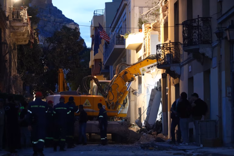 Έκρηξη στην Πλάκα: Ανοιχτά όλα τα ενδεχόμενα για τα αίτια – Στο μικροσκόπιο διαρροή αερίου και φιάλη προπανίου