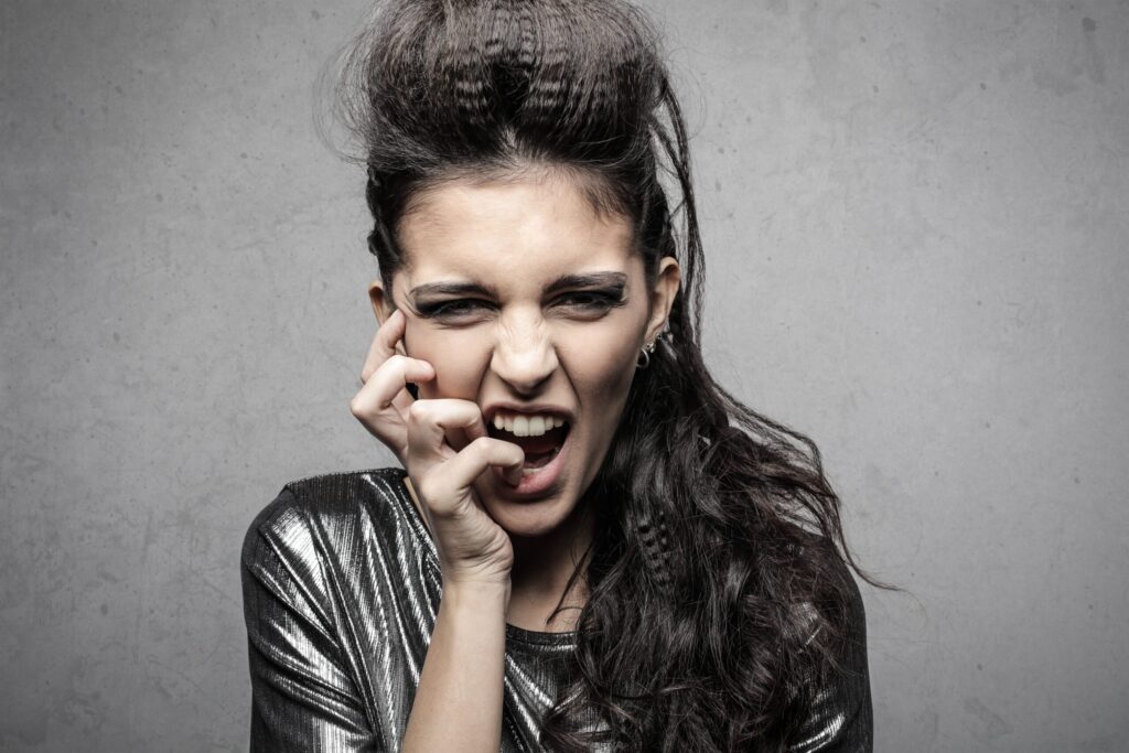 Τα 3 Ζώδια Που Κρύβουν τον Πόνο τους Πίσω από το Χιούμορ — Και Κανείς Δεν Το Καταλαβαίνει