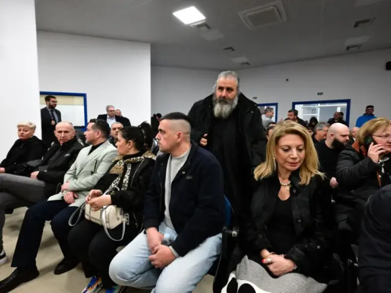Ανακούφιση και συγκίνηση στους συγγενείς των θυμάτων των Τεμπών