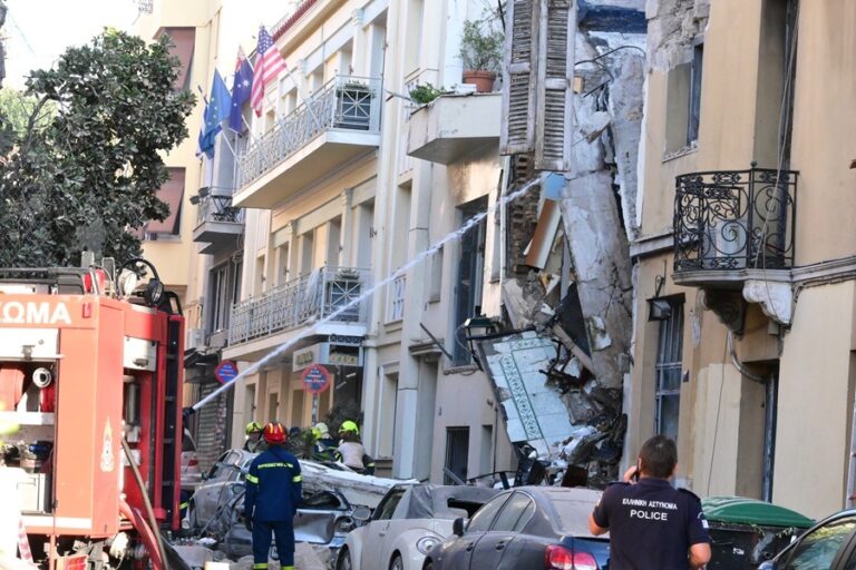 Έκρηξη στην Πλάκα: Κατέρρευσε κτίριο στην οδό Λυσικράτους – Απεγκλωβισμοί και τραυματίες