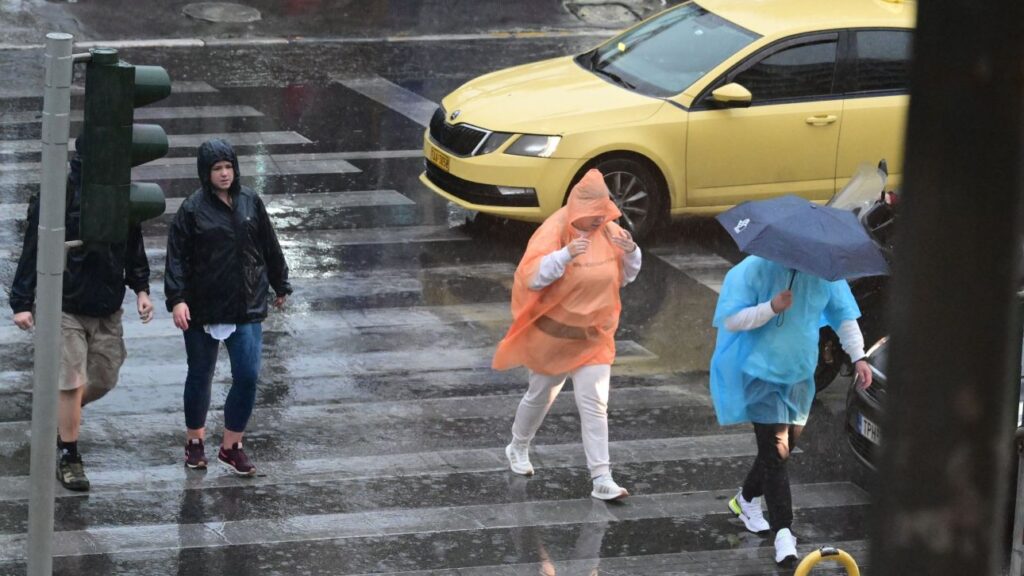 Νέα κακοκαιρία σαρώνει την Ελλάδα με ισχυρές καταιγίδες και αισθητή ψύχρα