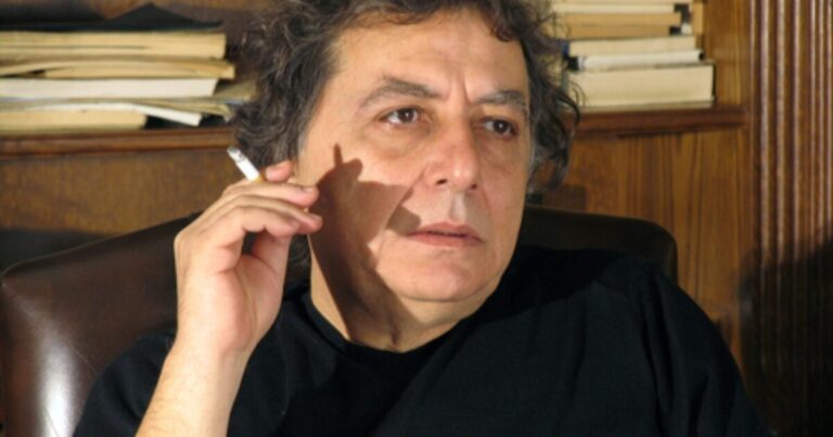 Πέθανε ο Διονύσης Χαριτόπουλος: ο ακατάτακτος συγγραφέας του Πειραιά «έφυγε» στα 79