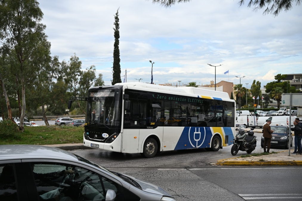 Τραγωδία στη Βούλα: Νεκρή γυναίκα μετά από παράσυρση από λεωφορείο