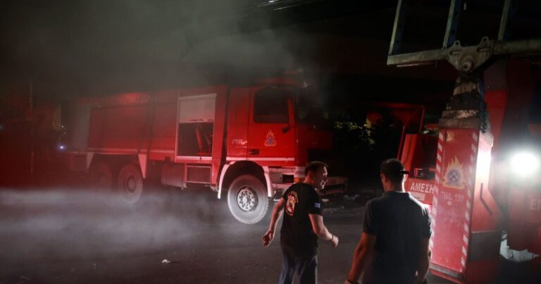 Εκρήξεις και κατάρρευση σοφίτας σε φωτιά που ξέσπασε σε σπίτι στην Αρτέμιδα
