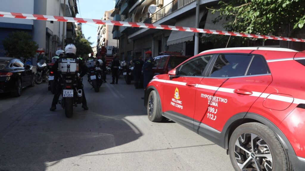 Κολωνός: Έκρηξη σε βαλίτσα στην είσοδο πολυκατοικίας – τέσσερις τραυματίες