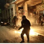 Δύο συλλήψεις στα Εξάρχεια μετά την επίθεση με πέτρες σε πυροσβέστες