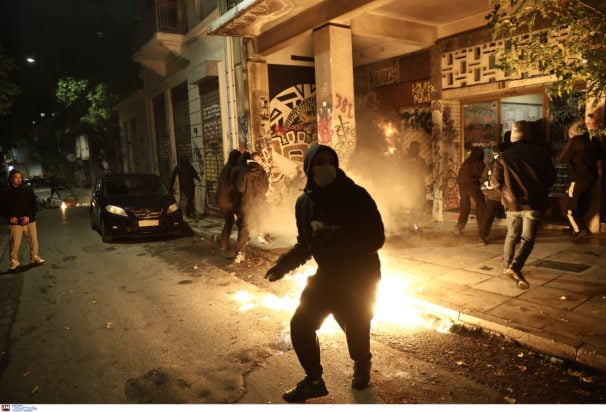 Δύο συλλήψεις στα Εξάρχεια μετά την επίθεση με πέτρες σε πυροσβέστες