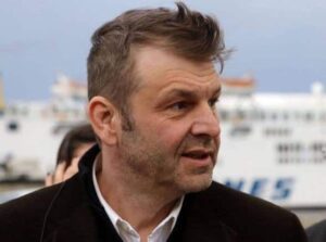 Απόστολος Γκλέτσος: «Το παιδί πρέπει να μυρίσει μάνα» — η θέση του για την τεκνοθεσία από ομόφυλα ζευγάρια