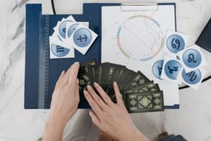 Οι υποσχέσεις που κρατούν μια κρυφή σχέση σε αναμονή