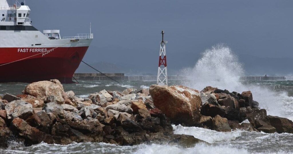 Απαγορευτικό απόπλου σε Πειραιά, Ραφήνα και Λαύριο: «Δεμένα» τα πλοία λόγω των 9 μποφόρ