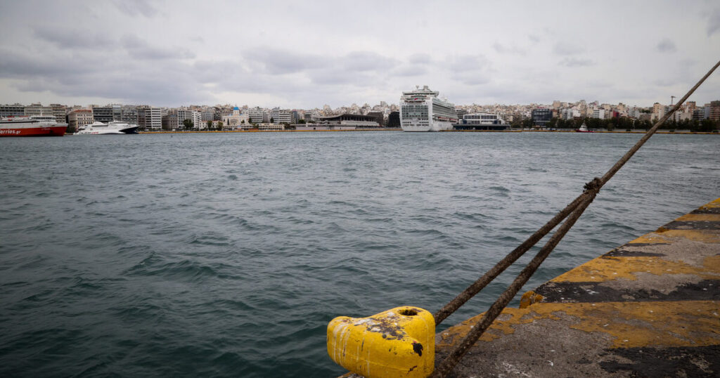 Ανακούφιση στα λιμάνια: Πλοία ξαναβγαίνουν από Πειραιά και Ραφήνα καθώς πέφτουν οι άνεμοι