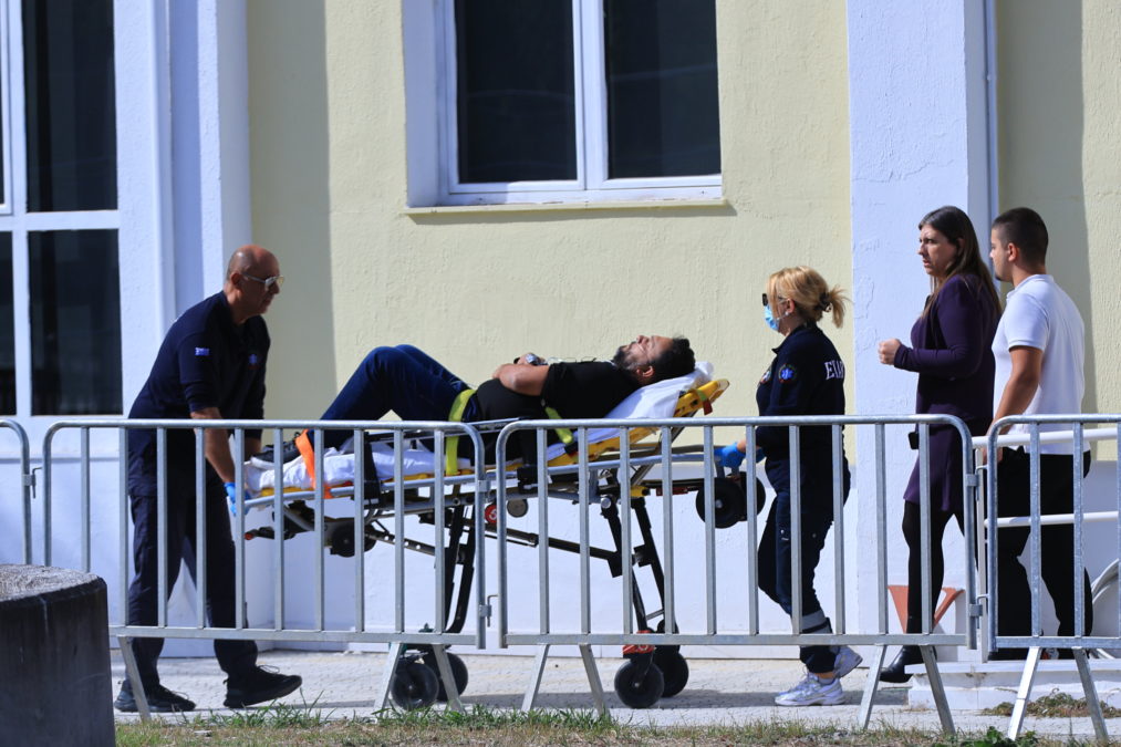 Λιποθυμικό επεισόδιο του Πάνου Ρούτσι στη δίκη για τα Τέμπη – Μεταφέρθηκε με ασθενοφόρο