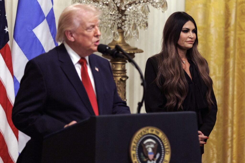 Ο Τραμπ εξετάζει την αποπομπή της Κίμπερλι Γκίλφοϊλ από την Αθήνα