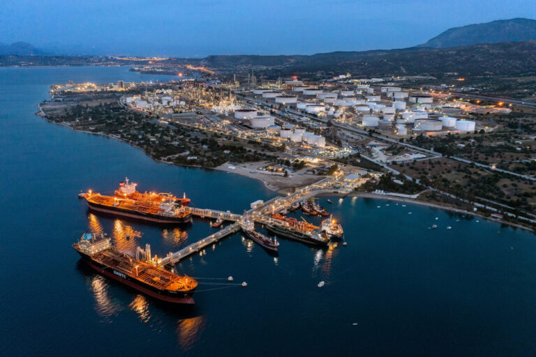 Έκρηξη στο διυλιστήριο της Motor Oil στους Αγίους Θεοδώρους: δύο διασωληνωμένοι εργαζόμενοι
