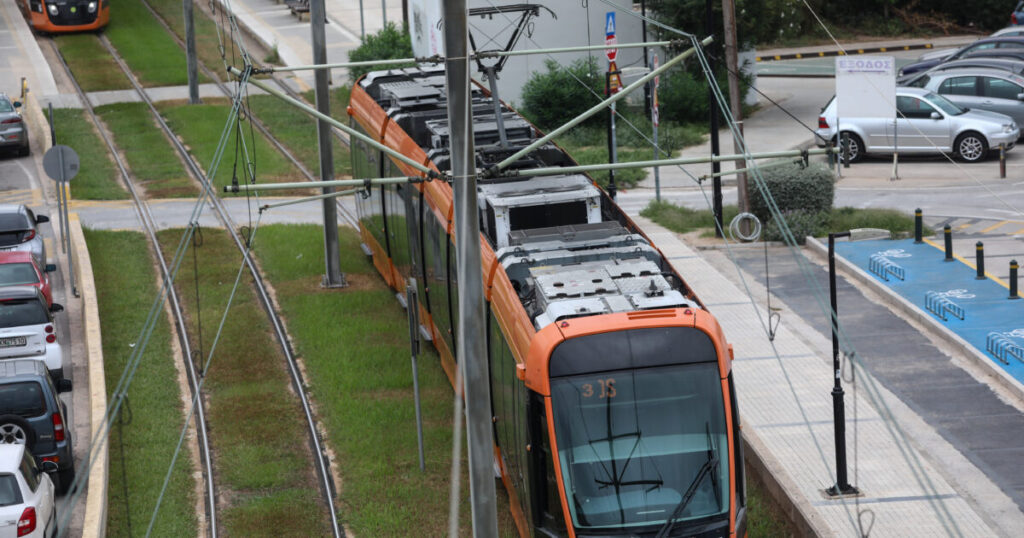 Σοβαρό τροχαίο στον Πειραιά: Πεζή παρασύρθηκε από τραμ και νοσηλεύεται διασωληνωμένη